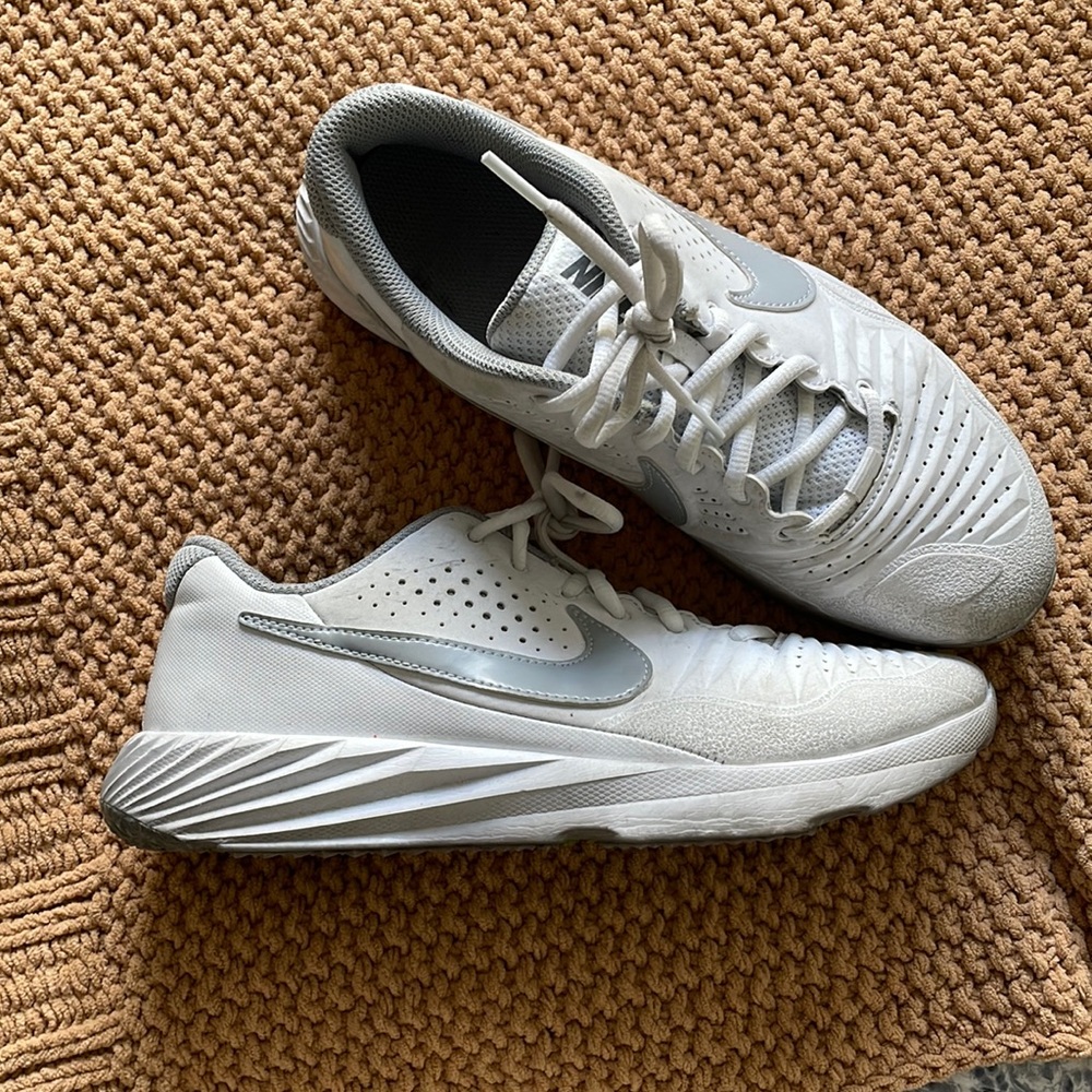 Nike Turf Cleats Unisex Size 6Y